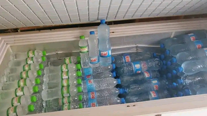 في تجريف ممنهج للمنتجات المحلية.. سحب منتجات “مياه الهدى” من أسواق سقطرى بحجة عدم المطابقة للمواصفات