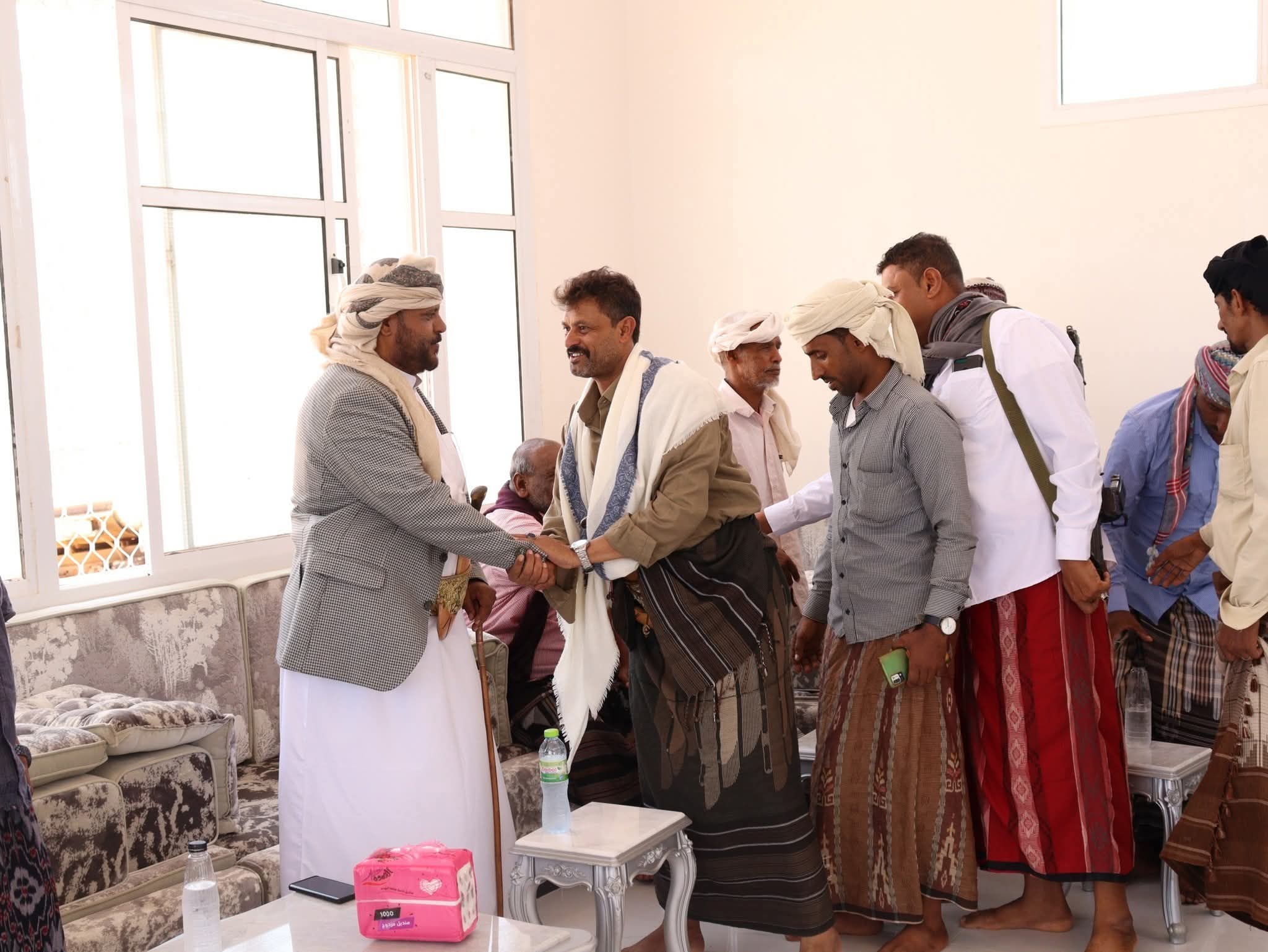 الشيخ عيسى بن ياقوت يعزز الوحدة الاجتماعية والسياسية في سقطرى لمواجهة التحديات الاقتصادية