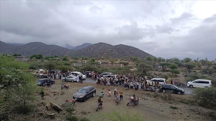 محاولة شعبية لإنهاء أزمة طريق عقبة ثرة بين أبين والبيضاء