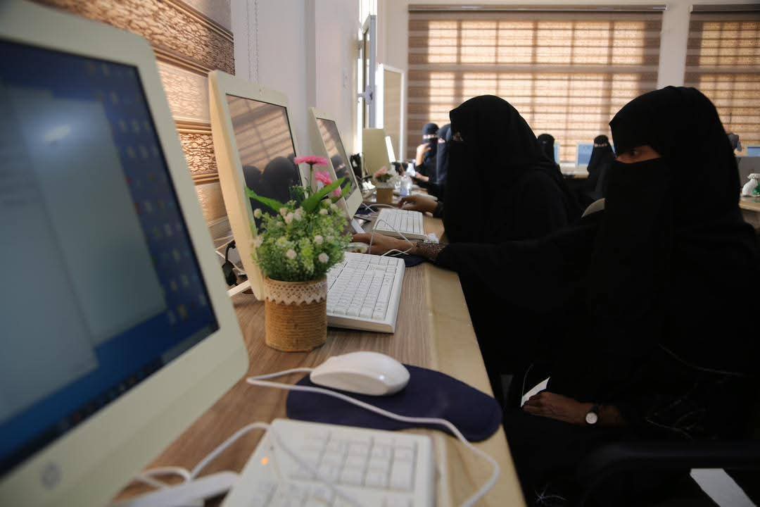 مؤسسة “فينا خير” تختتم دورة حاسوب للشباب في المهرة بمشاركة رسمية  