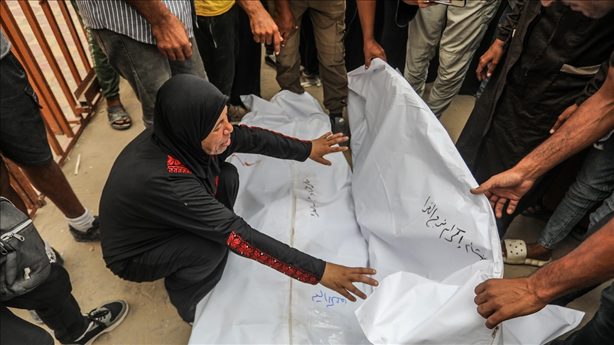 غزة.. إسرائيل تقتل 12 فلسطينيا بينهم عائلة كاملة